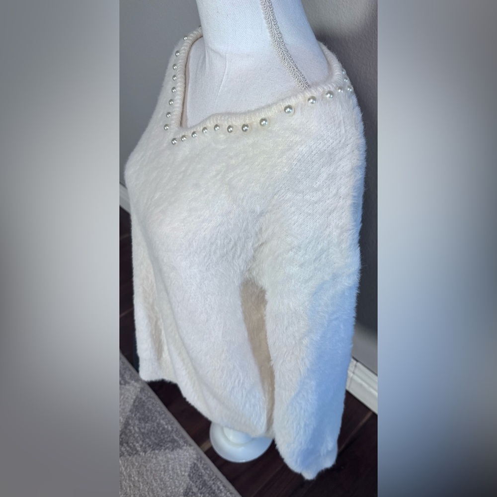 NWT Listicle Pearl Cream Fuzzy Sweater Large - Picture 6 of 9